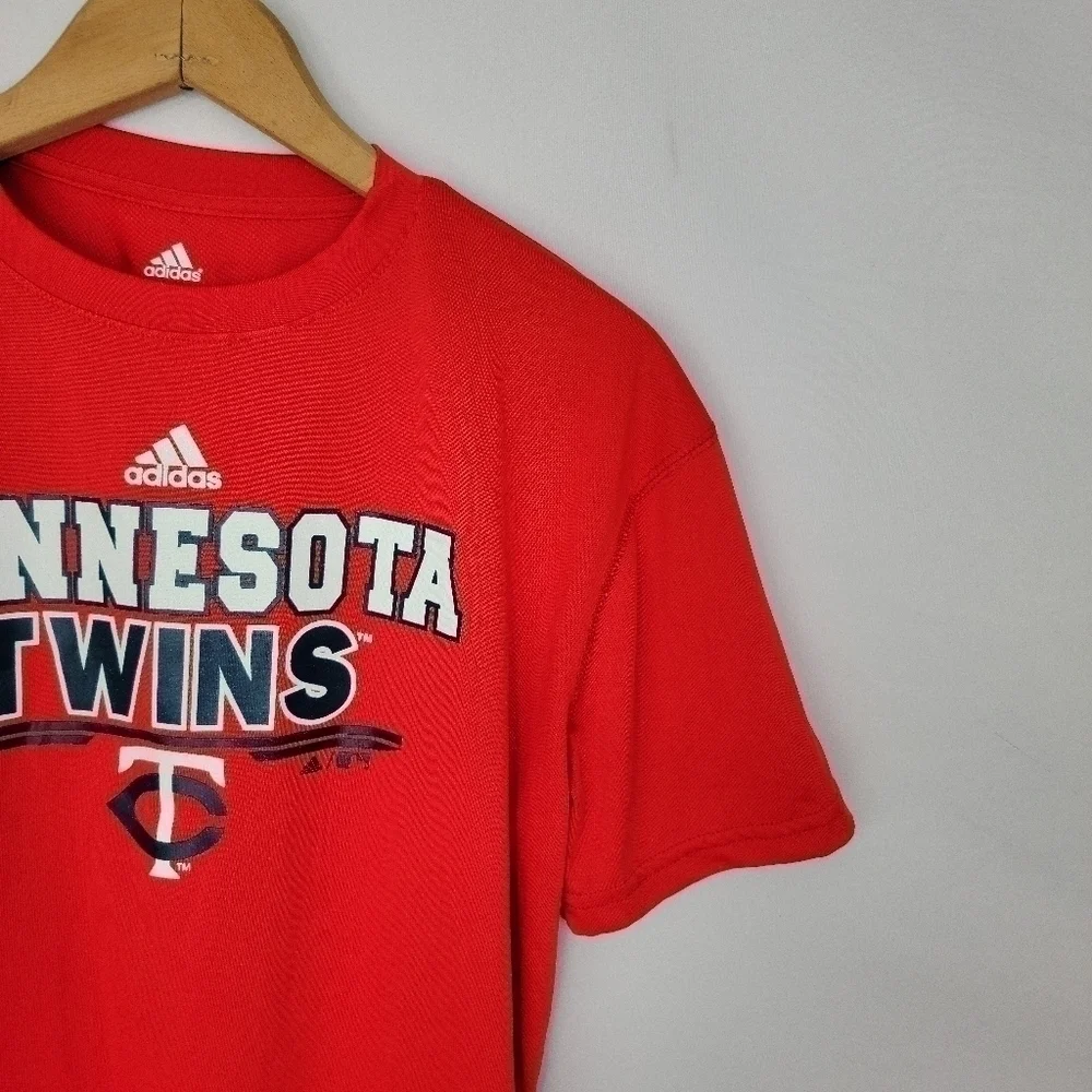 Adidas large Minnesota Twins tshirt